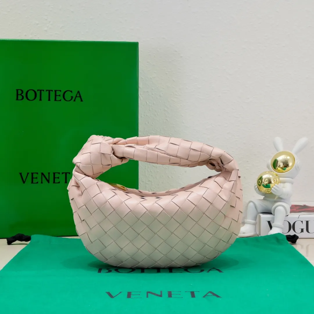 Batch 1120 Bv early spring series new product Mini Jodie 💙The new method is to round the corners on the original basis, and knot the round hobo bag with classic woven leather. The most iconic triangular pull-out design, using sheepskin draped soft shape, is super suitable for concave shapes ~ Jodie feels really gentle to people, it is definitely the best item for daily matching, unchanged weaving, new element twists, small and versatile, the new favorite of street style Internet celebrities, size 23x28x8 (6699-1)
